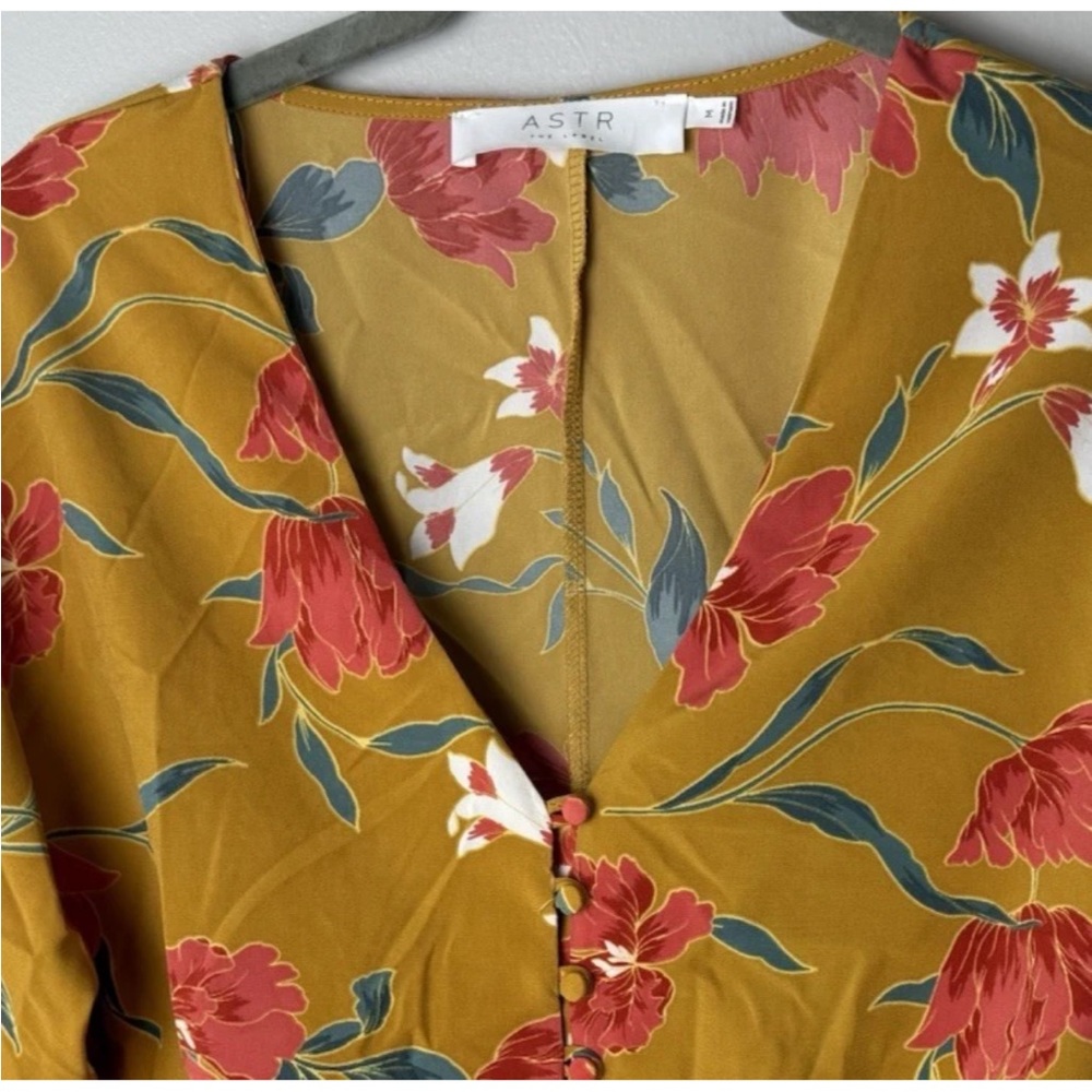 ASTR The Label Blouse Size Medium Crop Top Tie Front Floral V-Neck Button Front - Picture 2 of 6